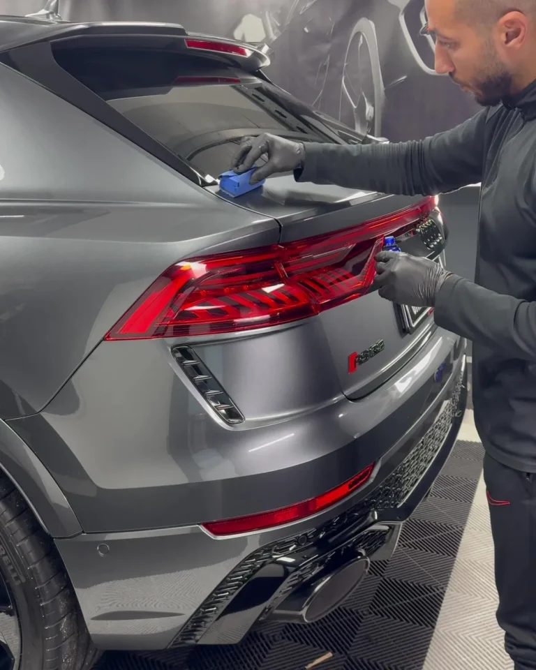 Glascoating aanbrengen op de achterklep van de Audi RS Q8