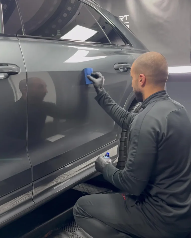 Glascoating aanbrengen op het portier van de Audi RS Q8