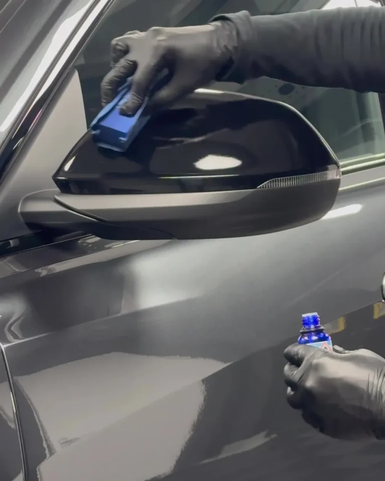 Glascoating wordt met een applicator op de buitenspiegel van de Audi RS Q8 aangebracht