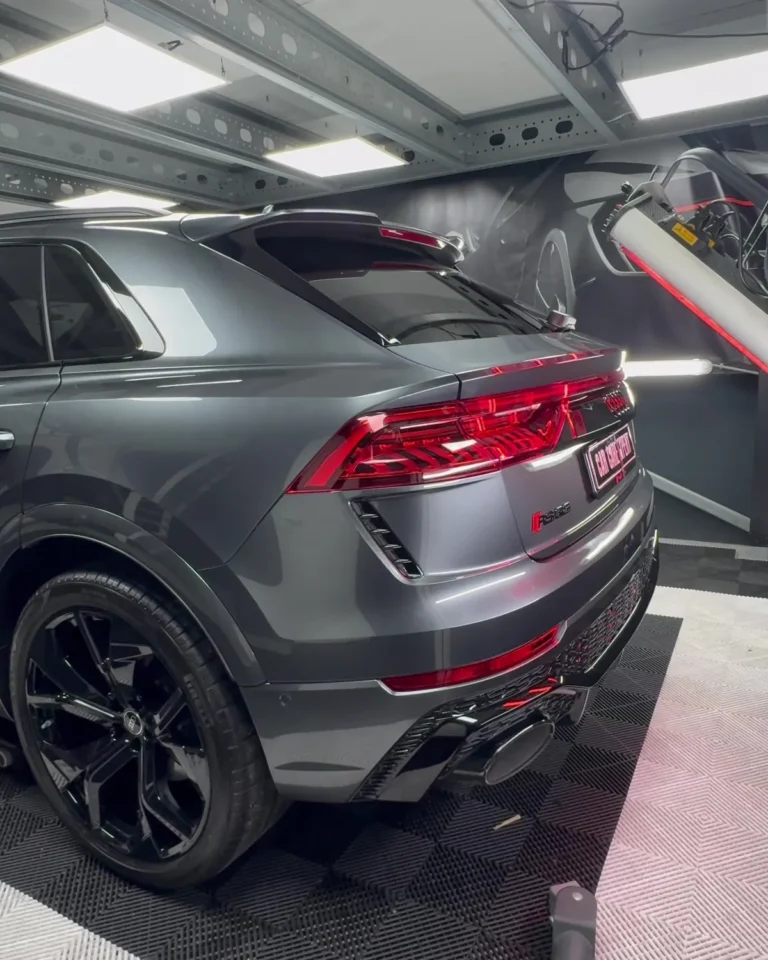 Glascoating hardt uit onder de infraroodlamp aan de achterkant van de Audi RS Q8