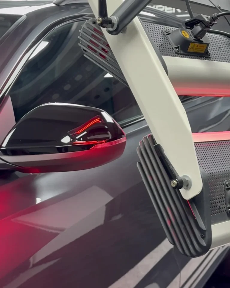 Infraroodlamp boven de buitenspiegel van de Audi RS Q8 tijdens het uitharden van de coating
