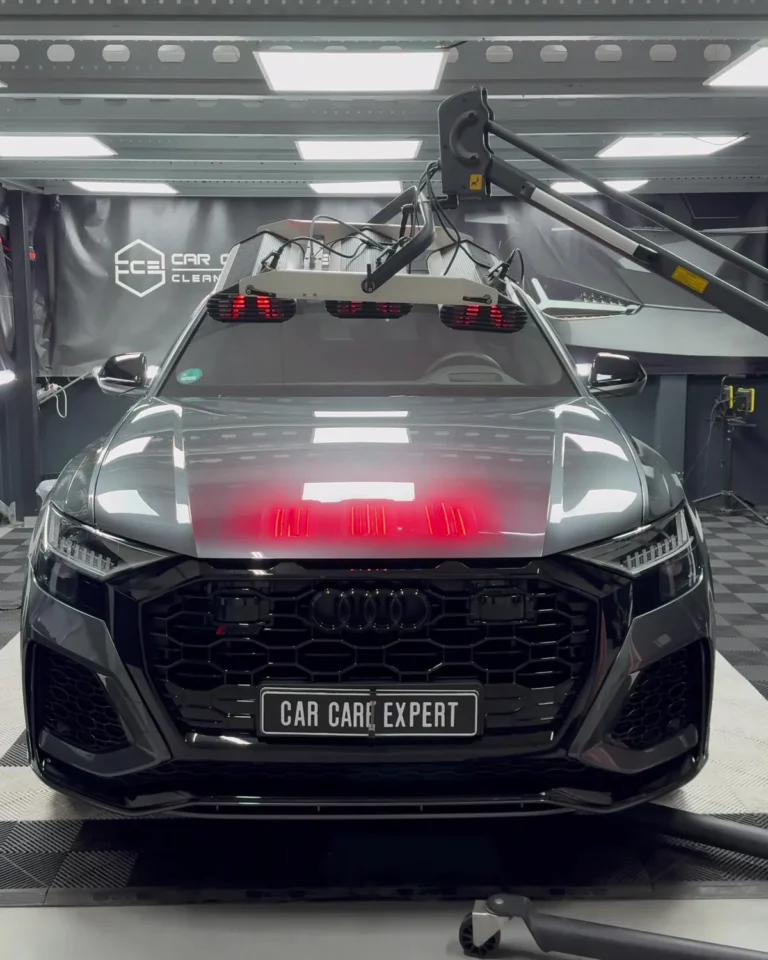 Audi RS Q8 van voren onder de infraroodlampen tijdens het uitharden van de glascoating