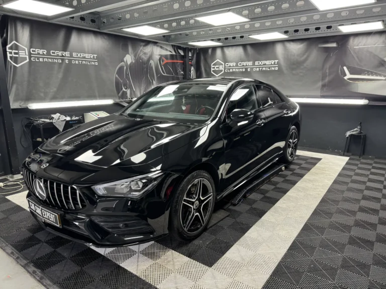 Mercedes-Benz CLA van schuin voren: diep zwarte lak na 3-staps polijsten en glascoating