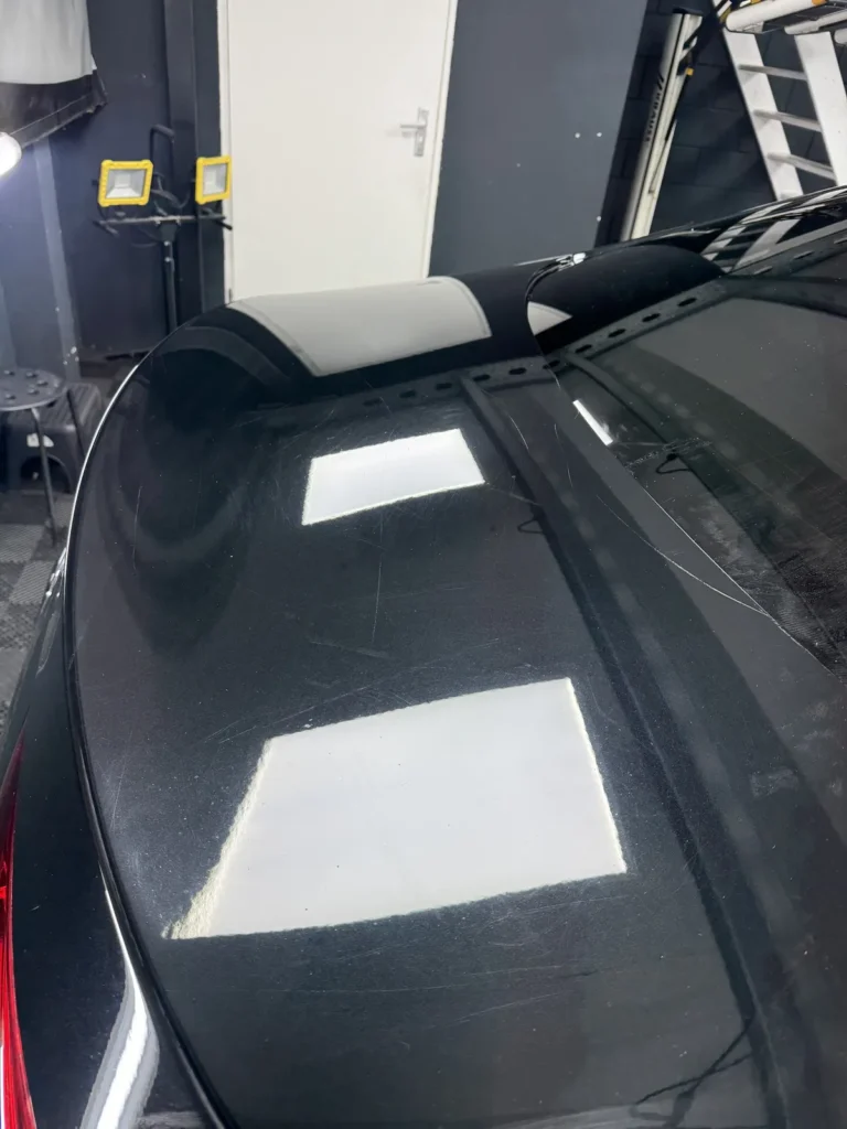 Krassen op de achterklep van de Mercedes-Benz CLA voor het polijsten