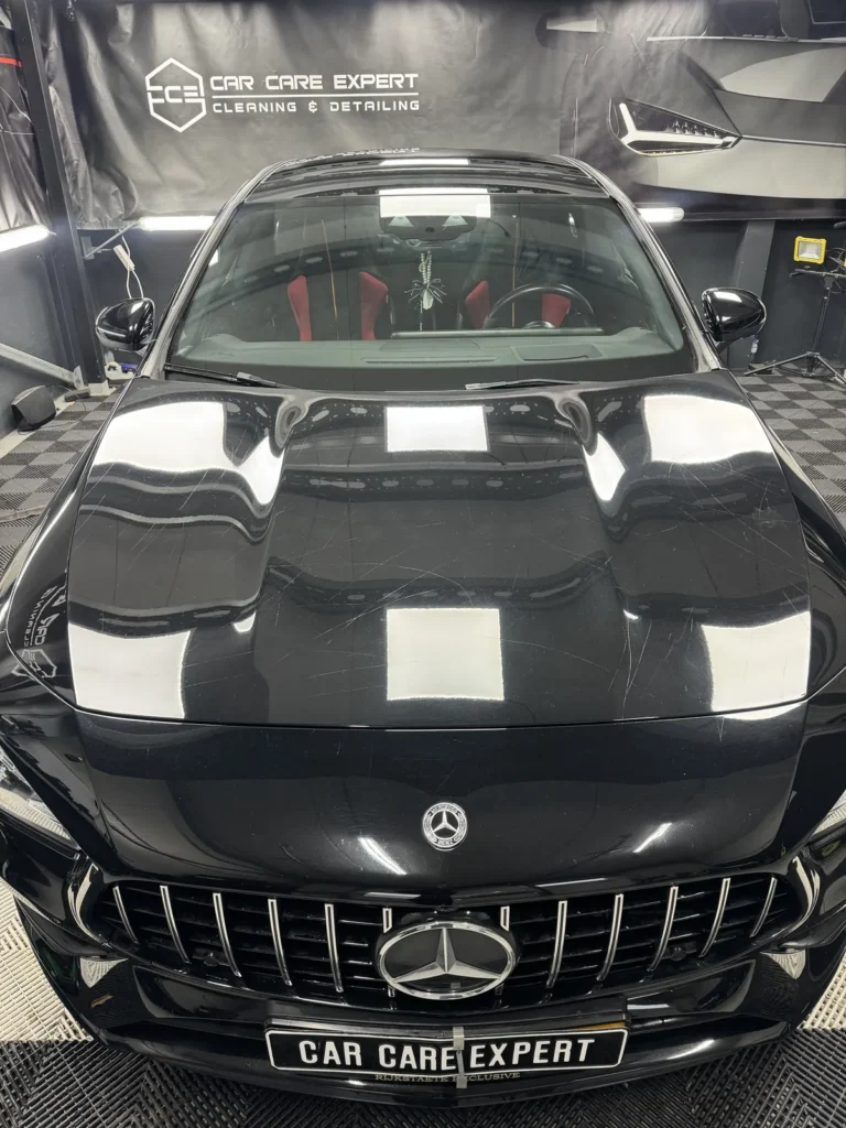 Krassen op de motorkap van de Mercedes-Benz CLA voor het polijsten
