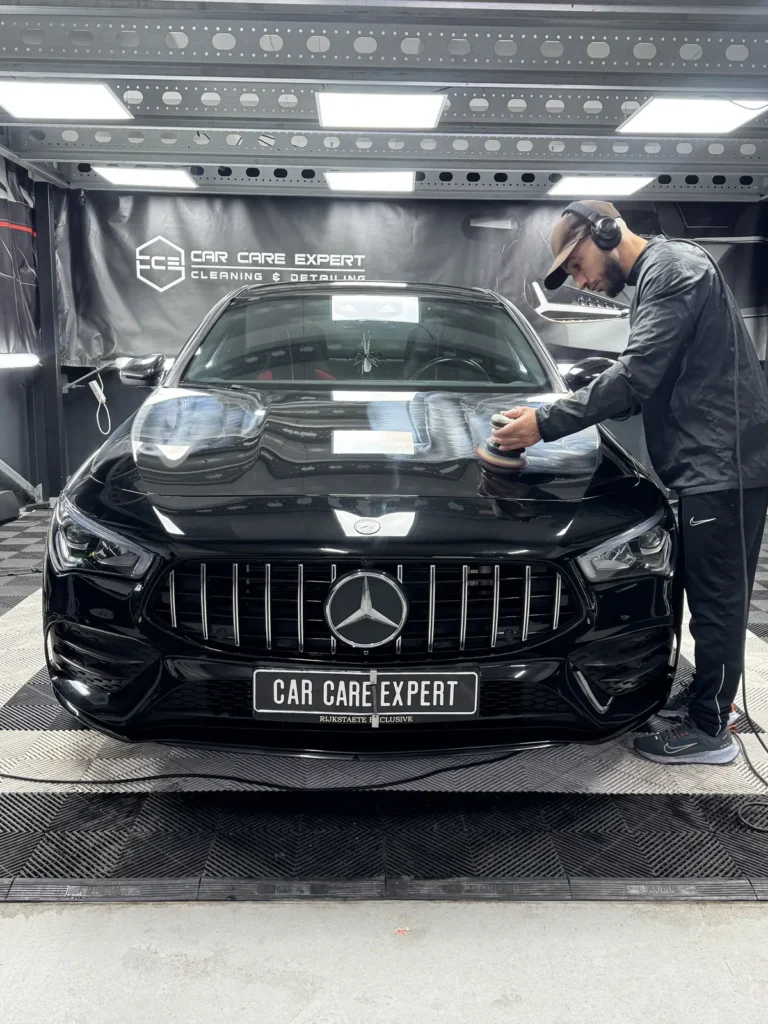 Samir van Car Care Expert polijst de motorkap van de Mercedes-Benz CLA machinaal