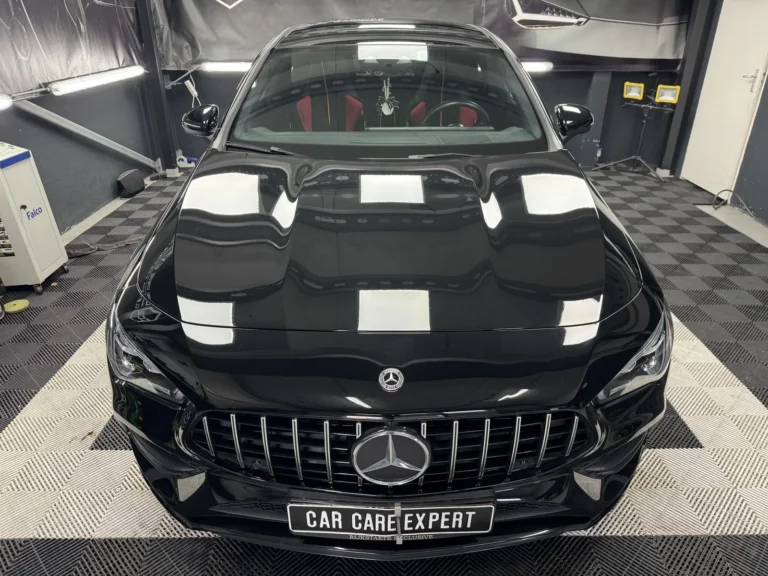 Motorkap van de Mercedes-Benz CLA na 3-staps polijsten en glascoating, zonder krassen