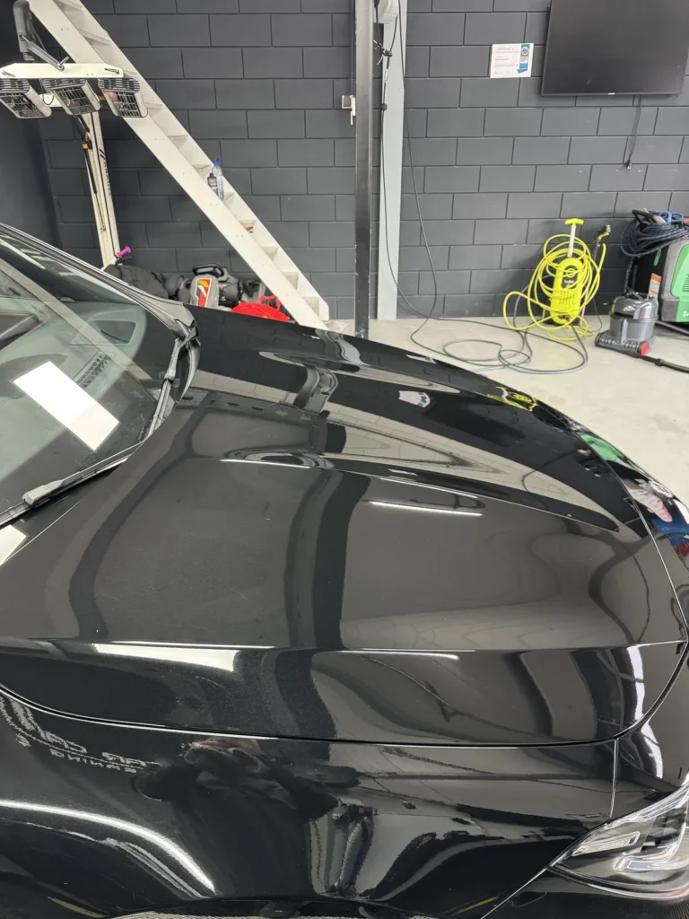 Motorkap van de Mercedes-Benz CLA van opzij gezien na het polijsten