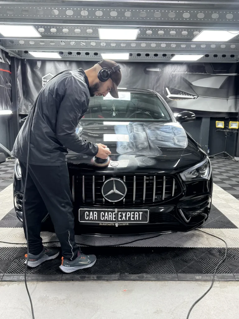 Machinaal polijsten van de motorkap van de Mercedes-Benz CLA in de studio