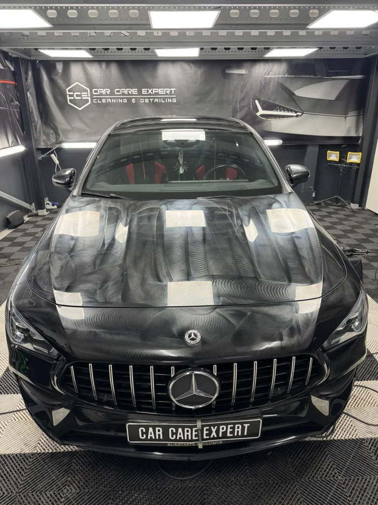 Polijstresidu op de motorkap van de Mercedes-Benz CLA tijdens het polijsten